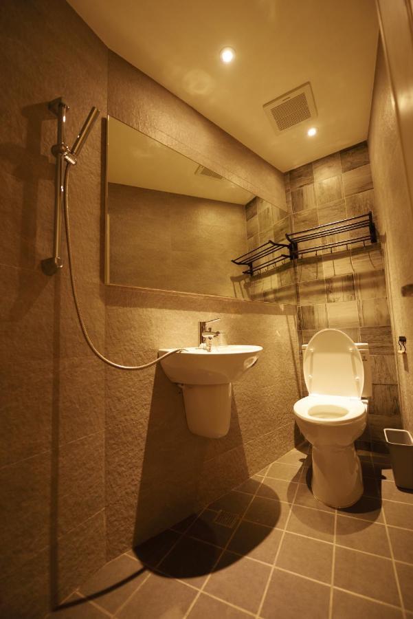 Owl Inn Tainan Bagian luar foto