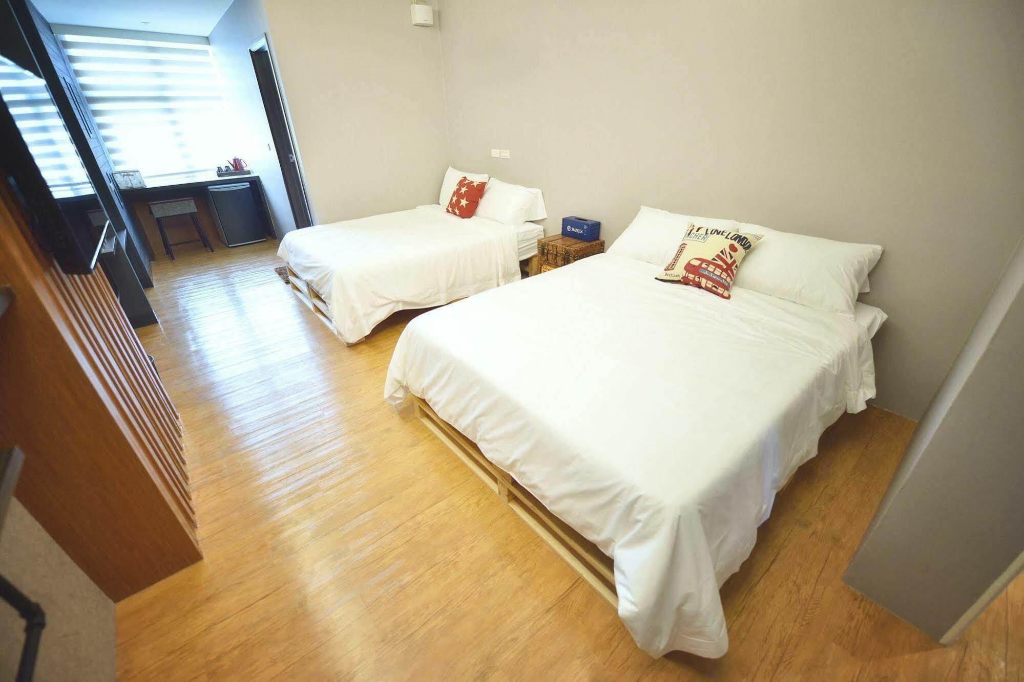 Owl Inn Tainan Bagian luar foto